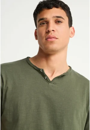 T shirt με λαιμό henley και raw cuts FBM013 004 04 Deep Forest